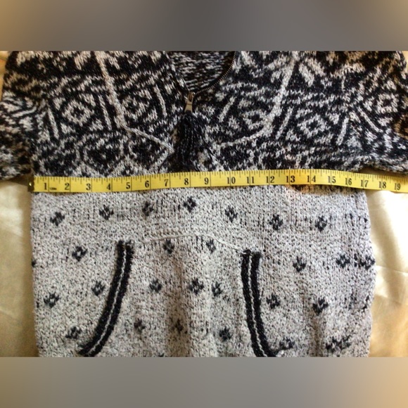 🌷2/$15 Forever 21 hooded sweater. Size small. - Picture 4 of 4